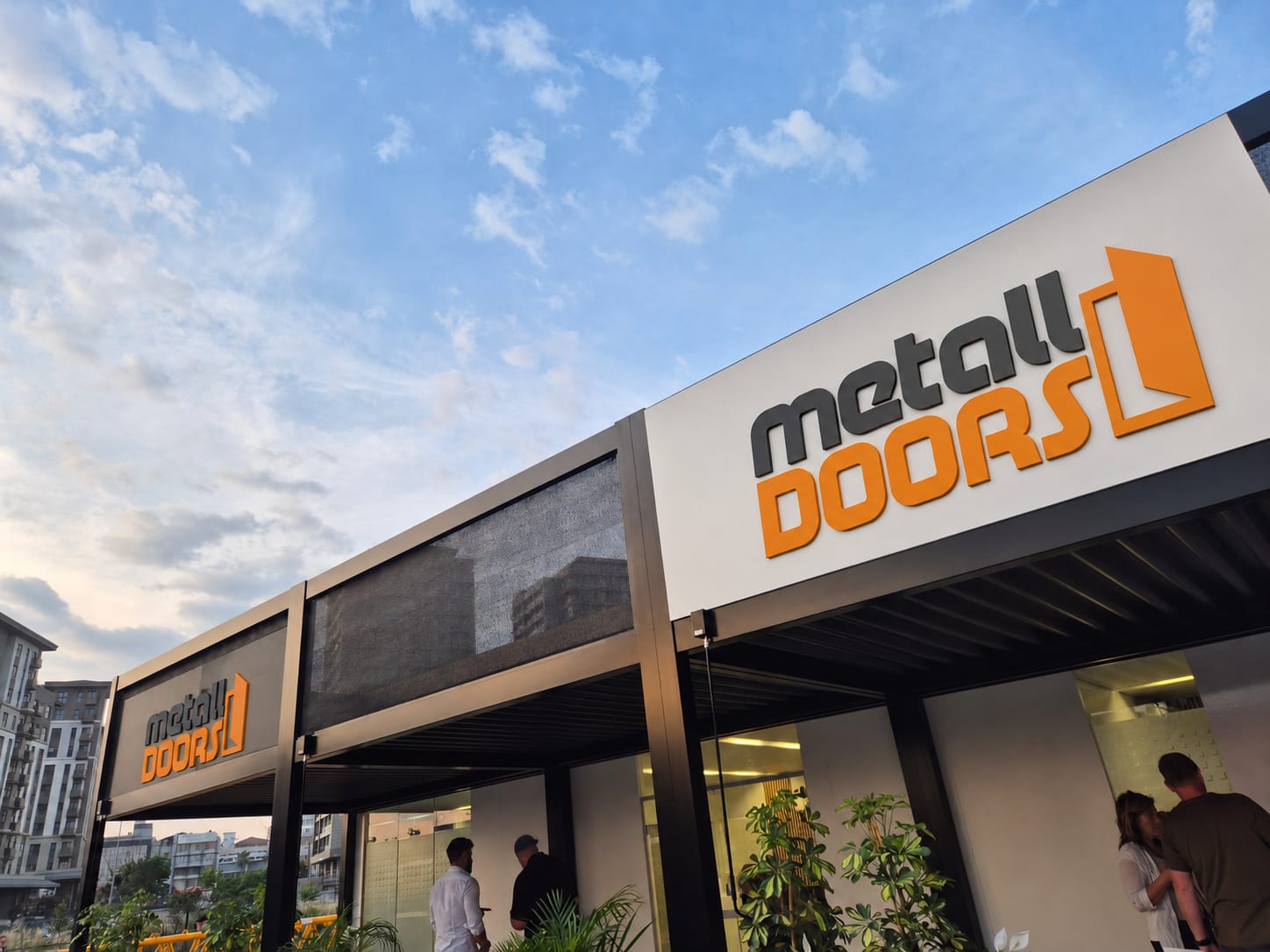 Showroom Metall Doors s pergolou